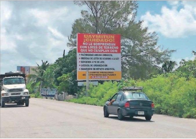 Fotografía de Diario de Yucatán del letrero de advertencia colocado por vecinos en el tramo Progreso-Uaymitún.